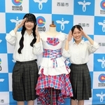 播州織の衣装を挟んで並ぶ日坂心優さん（右）と西村海月さん＝西脇市役所