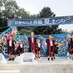 曇り空の下、全力で踊る双葉小学校の児童＝日本へそ公園