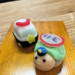 「かめのおまわりさん」とパトカーの和菓子＝小野市敷地町