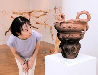 縄文時代の遺物を参考にした作品などが並ぶ会場＝岡之山美術館