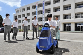 ポルカーに試乗する小野工高生ら＝小野市片山町