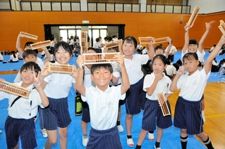 完成したそろばんを手にする３年生＝小野小学校