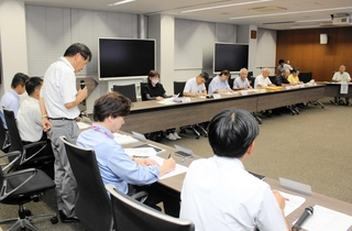 西脇中と西脇東中の統合を協議する準備委員会＝西脇市役所