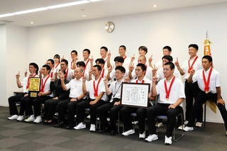 加東市を表敬訪問し、記念撮影する社高校野球部の部員ら＝加東市役所