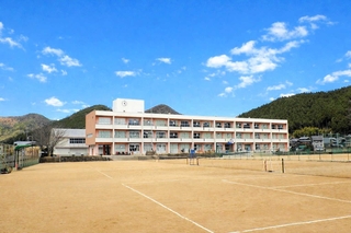 旧八千代中学校（提供）