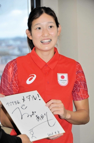 小野市に寄贈したサイン色紙を持つ大坂谷明里選手＝小野市役所