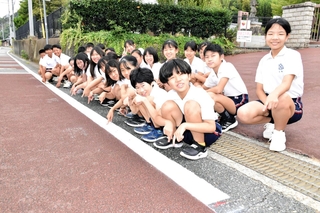 通学路の危険箇所を調査した富田小学校６年生の要望で引き直された白線＝加西市窪田町