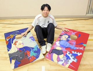 若林琉来亜さんと自身が手がけたコーンホールのボード＝西脇北高校