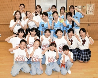 手話ダンス甲子園に出場するノバーツ、ミラクルー、ＣＳＣ、サインダヨン！のメンバーたち＝アスティアかさい