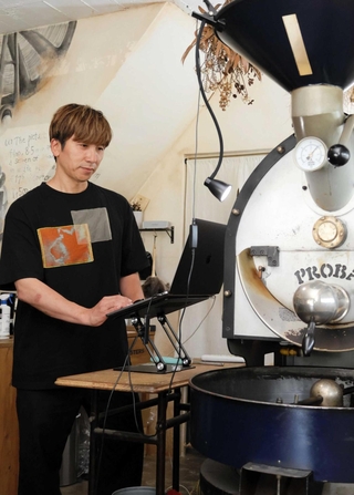 ドイツ製の焙煎機で綿密な温度管理の下、コーヒー豆を焙煎する森慶太さん＝西脇市上野