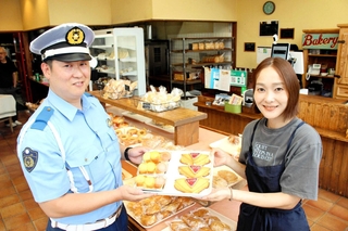 西脇署と西脇市内のパン店が共同で開発した信号パンと一時停止パン＝西脇市上野
