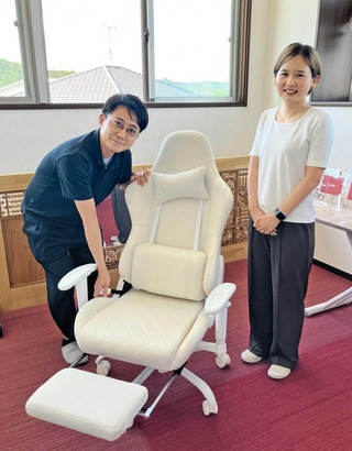 ゲーミングチェアをＰＲするヤマソロの吉田純志さん（左）と井上菜月さん＝小野市下来住町