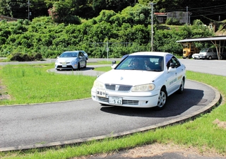Ｓ字カーブを走行する参加者＝西脇市板波町