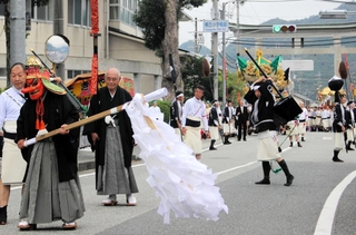 てんぐの面の猿田彦が先導するレッケイの行列＝２０２５年１０月１２日、西脇市黒田庄町岡