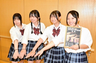 手話ダンス甲子園で優勝した「ミラクルー」＝加西市北条町北条