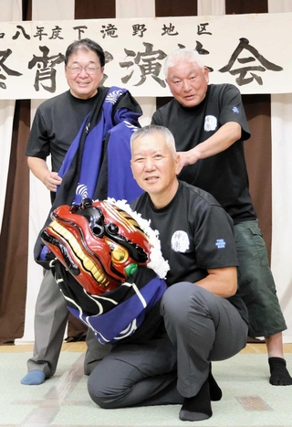 獅子舞を披露する３人＝加東市下滝野