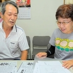 町内行事の思い出を語る区長の川越義夫さん（左）と前区長の塔本寿満子さん＝小野市育ケ丘町
