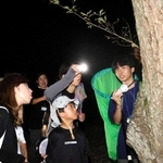 光を使って虫を発見した子どもら。右端はファーブルの学校の稲垣新汰さん＝県立やしろの森公園
