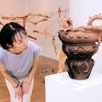 縄文時代の遺物を参考にした作品などが並ぶ会場＝岡之山美術館