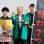 乾杯まつりをアピールする岩根正市長（中央）と加東市職員＝同市役所