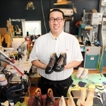 自作の靴を手にする吉田昇平さん＝多可町八千代区中野間