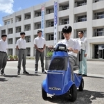 ポルカーに試乗する小野工高生ら＝小野市片山町