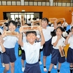 完成したそろばんを手にする３年生＝小野小学校