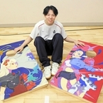 若林琉来亜さんと自身が手がけたコーンホールのボード＝西脇北高校