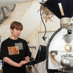 ドイツ製の焙煎機で綿密な温度管理の下、コーヒー豆を焙煎する森慶太さん＝西脇市上野