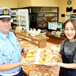 西脇署と西脇市内のパン店が共同で開発した信号パンと一時停止パン＝西脇市上野