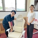 ゲーミングチェアをＰＲするヤマソロの吉田純志さん（左）と井上菜月さん＝小野市下来住町