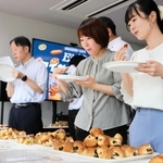 アイガーの社員らが考案したパンを食べ比べるブレインの社員ら＝西脇市鹿野町