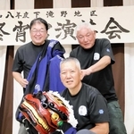 獅子舞を披露する３人＝加東市下滝野