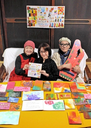 展覧会をＰＲする中島亜季さん（中央）、だるま森さん（右）、えりこさん＝西脇市内
