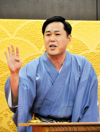 高座に上がる旭堂南喜さん＝小野市うるおい交流館エクラ