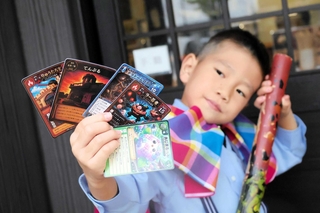西脇市がテーマのカードゲームを制作した笹倉隆太郎さん＝加東市下滝野