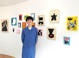会場を訪れたイヌイマサノリさん＝岡之山美術館（提供）