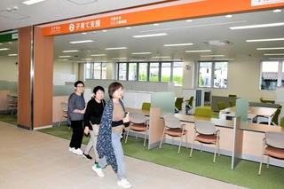 子育てに関する窓口を集約した加西市役所の第２付属棟