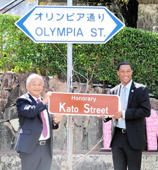 オリンピア通りで写真を撮影する岩根正市長（左）とオリンピア市長＝加東市社