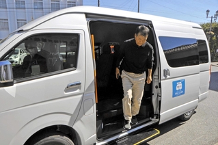 実証運行が始まった「のるーと小野」＝粟生駅前