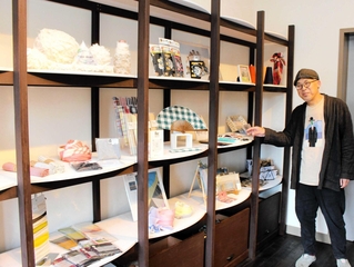 播州織などの特産品を展示・販売する館内＝西脇市西脇