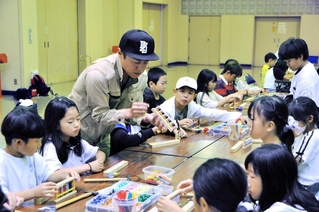 職人に教わってそろばん作りを体験する播磨小学校の児童＝小野市伝統産業会館