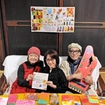 展覧会をＰＲする中島亜季さん（中央）、だるま森さん（右）、えりこさん＝西脇市内