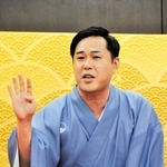 高座に上がる旭堂南喜さん＝小野市うるおい交流館エクラ