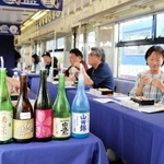 車内で日本酒や料理を楽しむ参加者＝ＪＲ西脇市駅