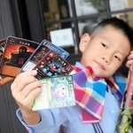 西脇市がテーマのカードゲームを制作した笹倉隆太郎さん＝加東市下滝野