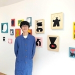 会場を訪れたイヌイマサノリさん＝岡之山美術館（提供）