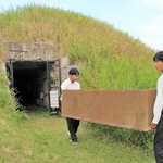 東山古墳群から木棺模型を運び出す多可高校の生徒＝多可町中区東山