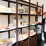 播州織などの特産品を展示・販売する館内＝西脇市西脇