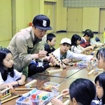 職人に教わってそろばん作りを体験する播磨小学校の児童＝小野市伝統産業会館